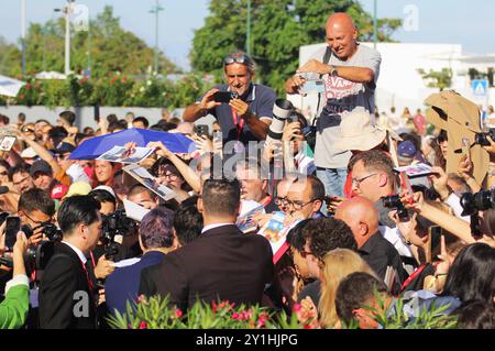 Mostra del Cinema Venezia 2024. 81 Venedig Filmfestival Italien. Filmfestival Venedig, Italien. Broken Rage - Premiere. Takeshi Kitano mit Fans *** Mostra del Cinema Venezia 2024 81 Venedig Filmfestival Italien Filmfestival Venedig, Italien Broken Rage Premiere Takeshi Kitano mit Fans Stockfoto