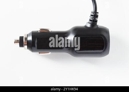Elektrischer Adapter zum Aufladen in ein Auto-Zigarettenanzünder auf weißem Hintergrund, isolieren Stockfoto