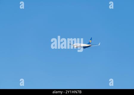 Marignane, Frankreich. September 2024. Ein Ryanair-Flugzeug startet am Flughafen Marseille-Provence an einem klaren Tag, Rückansicht, Kopierraum Stockfoto
