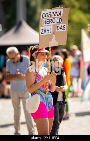 Erfurt, Deutschland. September 2024. Ein Teilnehmer des Christopher Street Day (CSD) hält ein Schild mit der Aufschrift „Corinna Herold zählt dies“. Das Motto der CSD 2024 lautet: „Für ein farbenfrohes Erfurt – kein Schritt zurück“. Quelle: Jacob Schröter/dpa/Alamy Live News Stockfoto