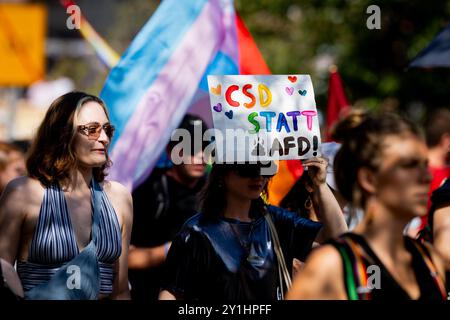 Erfurt, Deutschland. September 2024. Ein Teilnehmer am Christopher Street Day (CSD) hält ein Schild mit der Aufschrift „CSD statt AfD!“. Das Motto der CSD 2024 lautet: „Für ein farbenfrohes Erfurt – kein Schritt zurück“. Quelle: Jacob Schröter/dpa/Alamy Live News Stockfoto