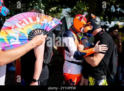 Erfurt, Deutschland. September 2024. Zwei Welpen stehen auf dem Theaterplatz während des Christopher Street Day (CSD). Das Motto der CSD 2024 lautet: „Für ein farbenfrohes Erfurt – nicht einen Schritt zurück“. Quelle: Jacob Schröter/dpa/Alamy Live News Stockfoto