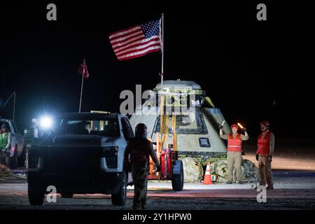 White Sands, Usa. Juni 2020. Boeing und die NASA arbeiten um das NASA-Raumschiff Boeing Crew Flight Test Starliner, nachdem es am Freitag, den 6. September 2024, Mountain Time (7. September Eastern Time), unbemannt in White Sands landete. Dieser Ansatz ermöglicht es der NASA und Boeing, weiterhin Testdaten über das Raumfahrzeug zu sammeln. NASA Foto von Aubrey Gemignani/UPI Credit: UPI/Alamy Live News Stockfoto