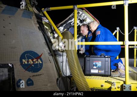 White Sands, Usa. Juni 2020. Die NASA-Astronauten Mike Fincke, links, und Scott Tingle schauen in das Raumschiff Boeing Crew Flight Test Starliner der NASA, nachdem es am Freitag, den 6. September 2024, Mountain Time (7. September Eastern Time), unbemannt im Space Harbor der White Sands Missile Range gelandet war. Dieser Ansatz ermöglicht es der NASA und Boeing, weiterhin Testdaten über das Raumfahrzeug zu sammeln. NASA Foto von Aubrey Gemignani/UPI Credit: UPI/Alamy Live News Stockfoto