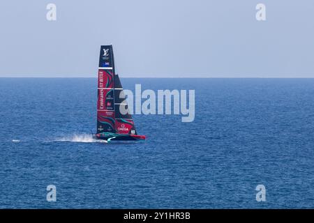 BARCELONA - AUGUST 31 2024: Emirates Team Neuseeland segelt beim 37. America's Cup Yachtrennen zwischen August und Oktober 2024 in Stockfoto