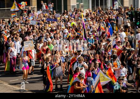 Erfurt, Deutschland. September 2024. Die Teilnehmer des Christopher Street Day (CSD) marschieren durch das Stadtzentrum. Das Motto der CSD 2024 lautet: „Für ein farbenfrohes Erfurt – nicht einen Schritt zurück“. Quelle: Jacob Schröter/dpa/Alamy Live News Stockfoto