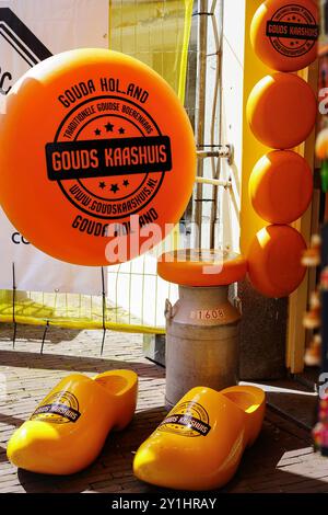 Gouda, Niederlande - 19. Juni 2024; Unterschrift in Form von Gouda-Käse im Gouda-Käsegeschäft in Gouda, Niederlande Stockfoto