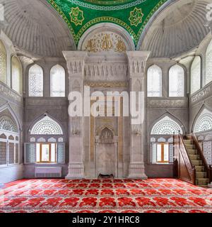 Das Innere des Gebetsbereichs in der Bibi-Heybat-Moschee in Baku, Aserbaidschan, zeigt seine komplexen architektonischen Details, einschließlich Mihrab, Bögen und Fenster Stockfoto