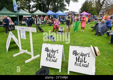 Bridport, Dorset, Großbritannien. September 2024. Hunderte von Menschen, die kreativ dekorierte Hüte tragen, besuchen das jährliche Bridport hat Festival in Bridport in Dorset. Ein Festivalbesucher, der einen Hut-Wurf-Wettbewerb antritt. Bildnachweis: Graham Hunt/Alamy Live News Stockfoto