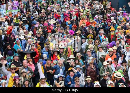 Bridport, Dorset, Großbritannien. September 2024. Hunderte von Menschen, die kreativ dekorierte Hüte tragen, besuchen das jährliche Bridport hat Festival in Bridport in Dorset. Festivalbesucher am Bucky Doo Square. Bildnachweis: Graham Hunt/Alamy Live News Stockfoto