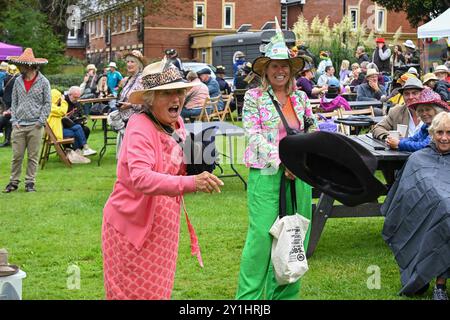 Bridport, Dorset, Großbritannien. September 2024. Hunderte von Menschen, die kreativ dekorierte Hüte tragen, besuchen das jährliche Bridport hat Festival in Bridport in Dorset. Ein Festivalbesucher, der einen Hut-Wurf-Wettbewerb antritt. Bildnachweis: Graham Hunt/Alamy Live News Stockfoto