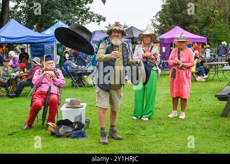 Bridport, Dorset, Großbritannien. September 2024. Hunderte von Menschen, die kreativ dekorierte Hüte tragen, besuchen das jährliche Bridport hat Festival in Bridport in Dorset. Ein Festivalbesucher, der einen Hut-Wurf-Wettbewerb antritt. Bildnachweis: Graham Hunt/Alamy Live News Stockfoto