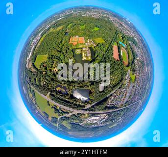 Luftbild, Wasserschloss Wittringen, Park und See im Wittringer Wald, Tennisplätze, Fußballstadion und Leichtathletikstadion Gladbeck mit Feibad, Erdkugel, Fisheye Aufnahme, Fischaugen Aufnahme, 360 Grad Aufnahme, winzige Welt, kleiner Planet, Fisheye Bild, Butendorf, Gladbeck, Ruhrgebiet, Nordrhein-Westfalen, Deutschland ACHTUNGxMINDESTHONORARx60xEURO *** Luftaufnahme, Wasserschloss Wittringen, Park und See im Wittringer Wald, Tennisplätze, Fußballstadion und Leichtathletikstadion Gladbeck mit Schwimmbad, Erdkugel, Fischaugenbild, 360 Grad Bild, winzige Welt, kleiner Planet, Fischaugenbild Stockfoto