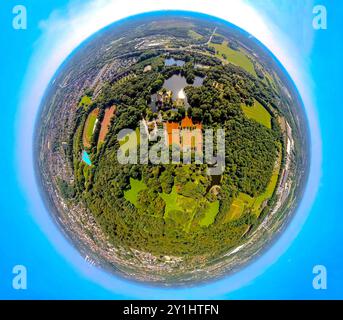 Luftbild, Wasserschloss Wittringen, Park und See im Wittringer Wald, Tennisplätze, Fußballstadion und Leichtathletikstadion Gladbeck mit Feibad, Erdkugel, Fisheye Aufnahme, Fischaugen Aufnahme, 360 Grad Aufnahme, winzige Welt, kleiner Planet, Fisheye Bild, Butendorf, Gladbeck, Ruhrgebiet, Nordrhein-Westfalen, Deutschland ACHTUNGxMINDESTHONORARx60xEURO *** Luftaufnahme, Wasserschloss Wittringen, Park und See im Wittringer Wald, Tennisplätze, Fußballstadion und Leichtathletikstadion Gladbeck mit Schwimmbad, Erdkugel, Fischaugenbild, 360 Grad Bild, winzige Welt, kleiner Planet, Fischaugenbild Stockfoto