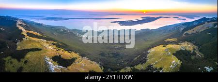 Panoramablick auf den adriatischen Archipel bei Sonnenuntergang, Blick von Alan auf den Velebit Berg, Kroatien Stockfoto