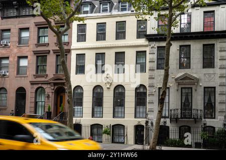 E. 48th St. in Turtle Bay mit gut erhaltenen und gepflegten braunen Steinen, Midtown, Manhattan, New York City, USA, 2024 Stockfoto