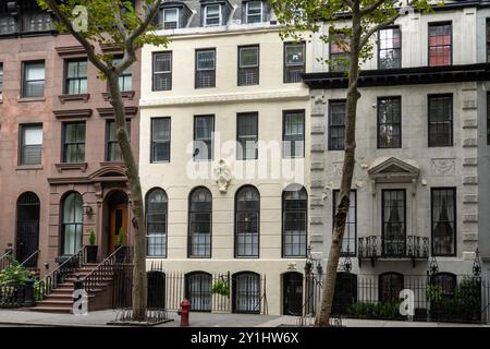 E. 48th St. in Turtle Bay mit gut erhaltenen und gepflegten braunen Steinen, Midtown, Manhattan, New York City, USA, 2024 Stockfoto