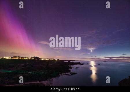 Aurora Borealis und Full Moon reflektieren über dem Meer in North Berwick, Schottland Stockfoto