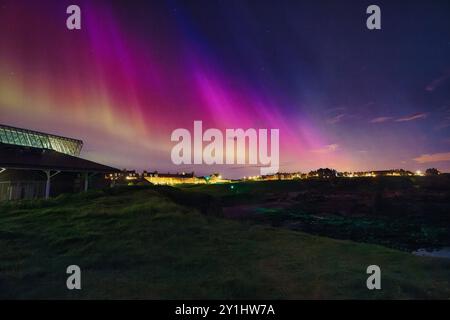 Lebhafte Nordlichter Über North Berwick, Schottland Night Sky Stockfoto