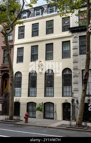 E. 48th St. in Turtle Bay mit gut erhaltenen und gepflegten braunen Steinen, Midtown, Manhattan, New York City, USA, 2024 Stockfoto