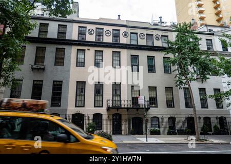 E. 48th St. in Turtle Bay mit gut erhaltenen und gepflegten braunen Steinen, Midtown, Manhattan, New York City, USA, 2024 Stockfoto