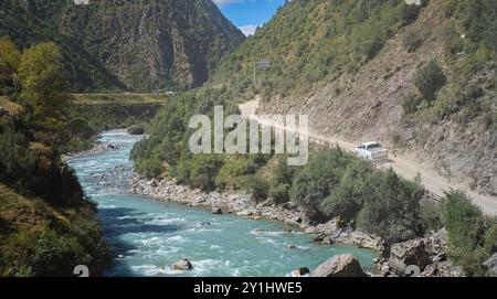 (240907) -- LHASA, 7. September 2024 (Xinhua) -- Konchog Rapten ist auf dem Weg nach Hause in Nyangpo Township im Gongbo'Gyamda County, Nyingchi, südwestchinesische Autonome Region Xizang, 4. September 2024. Konchog Rapten ist ein 10-jähriger Junge, der in der fünften Klasse an der Central Primary School im Gongbo'Gyamda County, Nyingchi, studiert. Seine Schule, die auf einer Höhe von fast 4.000 Metern liegt, ist die höchste Schule im County. Die Schule ist gut ausgestattet mit modernen Einrichtungen, darunter Klassenzimmer mit interaktiven Touchscreen-Lernsystemen und Heizung. Auf dem Campus gibt es auch beides Stockfoto