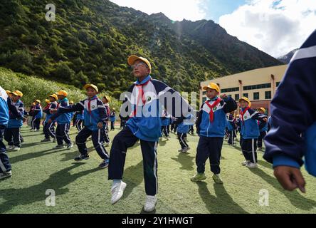 (240907) -- LHASA, 7. September 2024 (Xinhua) -- Konchog Rapten (C) und andere Schüler führen Guozhuang-Tanz an der Central Primary School in Nyangpo Township im Gongbo'Gyamda County, Nyingchi, südwestchinesische Autonome Region Xizang, 4. September 2024 auf. Konchog Rapten ist ein 10-jähriger Junge, der in der fünften Klasse an der Central Primary School im Gongbo'Gyamda County, Nyingchi, studiert. Seine Schule, die auf einer Höhe von fast 4.000 Metern liegt, ist die höchste Schule im County. Die Schule ist gut ausgestattet mit modernen Einrichtungen, einschließlich Unterrichtsräumen mit interaktivem Touchscreen-Unterricht Stockfoto