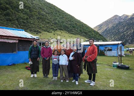 (240907) -- LHASA, 7. September 2024 (Xinhua) -- Konchog Rapten und seine Familie posieren für ein Foto auf der Sommerweide in Nyangpo Township im Gongbo'Gyamda County, Nyingchi, südwestchinesische Autonome Region Xizang, 4. September 2024. Konchog Rapten ist ein 10-jähriger Junge, der in der fünften Klasse an der Central Primary School im Gongbo'Gyamda County, Nyingchi, studiert. Seine Schule, die auf einer Höhe von fast 4.000 Metern liegt, ist die höchste Schule im County. Die Schule ist gut ausgestattet mit modernen Einrichtungen, darunter Klassenzimmer mit interaktiven Touchscreen-Lernsystemen und Heizung. Stockfoto