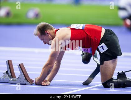 PARIS, FRANKREICH – 06. SEPTEMBER: Johannes Floors von deutschland bereitet den Start der 400-m-Laufklasse T 62 der Paralympischen Sommerspiele 2024 im Stade de France am 06. September 2024 in Paris vor. (Foto: Mika Volkmann/DBS) Credit: Mika Volkmann/Alamy Live News Stockfoto