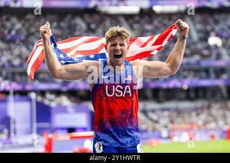 PARIS, FRANKREICH – 06. SEPTEMBER: Hunter Woodhall aus USA gewinnt Gold über die 400-m-Klasse T62 der Paralympischen Sommerspiele 2024 im Stade de France am 6. September 2024 in Paris. (Foto: Mika Volkmann/DBS) Credit: Mika Volkmann/Alamy Live News Stockfoto