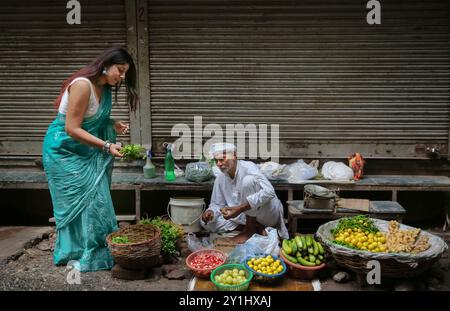 Neu-Delhi, Indien. September 2024. Ein Verkäufer verkauft Gemüse auf einem Marktplatz in Neu-Delhi, Indien, 7. September 2024. Quelle: Javed Dar/Xinhua/Alamy Live News Stockfoto