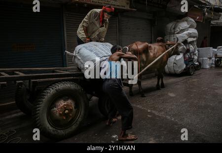 Neu-Delhi, Indien. September 2024. Arbeiter entladen Waren von einem Karren in Neu-Delhi, Indien, 7. September 2024. Quelle: Javed Dar/Xinhua/Alamy Live News Stockfoto