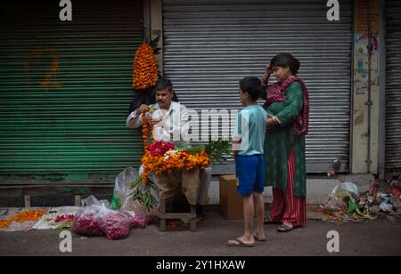 Neu-Delhi, Indien. September 2024. Ein Verkäufer verkauft Blumen am Straßenrand in Neu-Delhi, Indien, am 7. September 2024. Quelle: Javed Dar/Xinhua/Alamy Live News Stockfoto