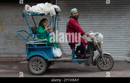 Neu-Delhi, Indien. September 2024. Eine Frau und ihr Kind nehmen am 7. September 2024 eine Batterie-Rikscha in Neu-Delhi, Indien. Quelle: Javed Dar/Xinhua/Alamy Live News Stockfoto