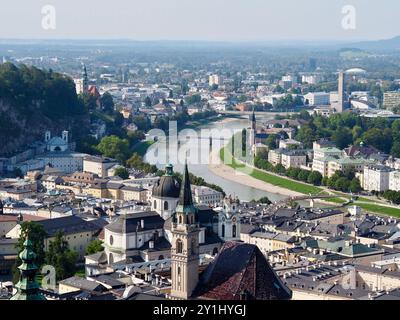 Salzburg, Österreich - 31. August 2024: Dieses Bild zeigt einen Panoramablick auf eine Stadtlandschaft mit Flüssen, die durch sie fließen, prominenten Kirchen und verschiedenen Stockfoto