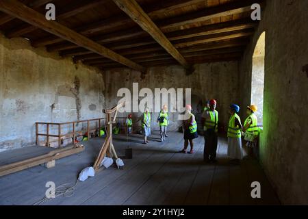 Becov Nad Teplou, Tschechische Republik. September 2024. Das Schloss und das Schloss Becov sind eine einzigartige Sammlung historischer Gebäude, vor allem das gotische Schloss, der Renaissance-Palast und das Barockschloss. Es wird ständig ein einzigartiges Reliquiengehäuse ausgestellt - die Reliquien des Heiligen Maurus, der mit den Kronjuwelen eines der wertvollsten Denkmäler des Goldschmieds in der Tschechischen Republik ist. Besucher während der Besichtigungstour im Schloss während der Europäischen Tage des Denkmals (EHD) in Becov nad Teplou, Tschechische Republik, 7. September 2024. Quelle: Slavomir Kubes/CTK Photo/Alamy Live News Stockfoto