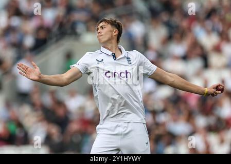 Josh Hull aus England bereitet sich darauf vor, sein erstes internationales Testspiel während des 3. Rothesay Test Match Day Two England gegen Sri Lanka im Kia Oval, London, Großbritannien, am 7. September 2024 zu spielen (Foto: Mark Cosgrove/News Images) Stockfoto