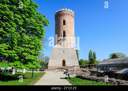 Der Chindia Tower oder Turnul Chindiei, alte Gebäude und Ruinen am Königshof Targoviste (Curtea Domneasca) im Chindia Park (Parcul Chindia) im KIS Stockfoto