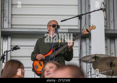 Warrington, Großbritannien. September 2024. Eine Oasis Tribute Band während des Spiels Warrington Wolves vs St Helens im Halliwell Jones Stadium, Warrington, United Kingdom, 7. September 2024 (Foto: Alfie Cosgrove/News Images) in Warrington, United Kingdom am 7. September 2024. (Foto: Alfie Cosgrove/News Images/SIPA USA) Credit: SIPA USA/Alamy Live News Stockfoto