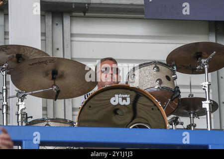 Warrington, Großbritannien. September 2024. Eine Oasis Tribute Band während des Spiels Warrington Wolves vs St Helens im Halliwell Jones Stadium, Warrington, United Kingdom, 7. September 2024 (Foto: Alfie Cosgrove/News Images) in Warrington, United Kingdom am 7. September 2024. (Foto: Alfie Cosgrove/News Images/SIPA USA) Credit: SIPA USA/Alamy Live News Stockfoto