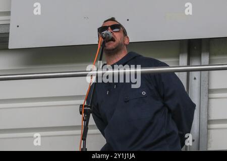 Warrington, Großbritannien. September 2024. Eine Oasis Tribute Band während des Spiels Warrington Wolves vs St Helens im Halliwell Jones Stadium, Warrington, United Kingdom, 7. September 2024 (Foto: Alfie Cosgrove/News Images) in Warrington, United Kingdom am 7. September 2024. (Foto: Alfie Cosgrove/News Images/SIPA USA) Credit: SIPA USA/Alamy Live News Stockfoto