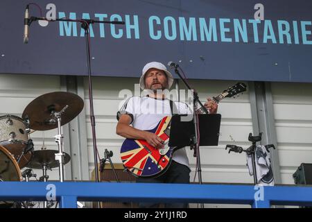 Warrington, Großbritannien. September 2024. Eine Oasis Tribute Band während des Spiels Warrington Wolves vs St Helens im Halliwell Jones Stadium, Warrington, United Kingdom, 7. September 2024 (Foto: Alfie Cosgrove/News Images) in Warrington, United Kingdom am 7. September 2024. (Foto: Alfie Cosgrove/News Images/SIPA USA) Credit: SIPA USA/Alamy Live News Stockfoto