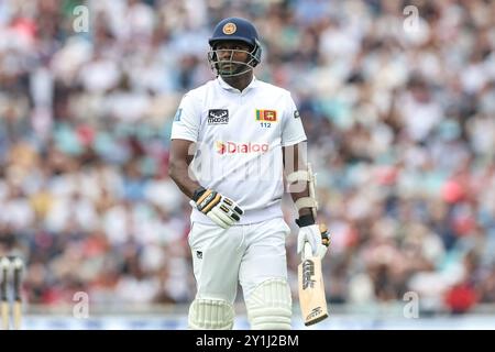 Angelo Mathews aus Sri Lanka verlässt das Feld, nachdem Benn während des 3. Rothesay Test Match Day Two England gegen Sri Lanka im Kia Oval, London, Großbritannien, am 7. September 2024 entlassen wurde (Foto: Mark Cosgrove/News Images) Stockfoto