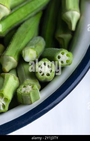 Frisches grünes Okra, geschält und fertig zum Kochen. Stockfoto