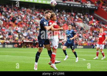 London, England. September 2024. Jamie McCart von Rotherham United und Matt Godden von Charlton Athletic während des Spiels der Sky Bet EFL League One zwischen Charlton Athletic und Rotherham United im Valley, London. Kyle Andrews/Alamy Live News Stockfoto