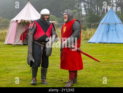 Dirleton, East Lothian, Schottland, Vereinigtes Königreich, 7. September 2024. Belagerte: Mythos Historic Events präsentiert eine mittelalterliche Nachstellung der Belagerung von Dirleton Castle, zusammen mit Menschen in historischen Kostümen, die die mittelalterliche Lebensweise zeigen. Im Bild: Nachbilder von Eduard I. von England und Bischof Antony Bek von Durham, der 1298 die Burg der Familie de Vaux belagerte. Quelle: Sally Anderson/Alamy Live News Stockfoto