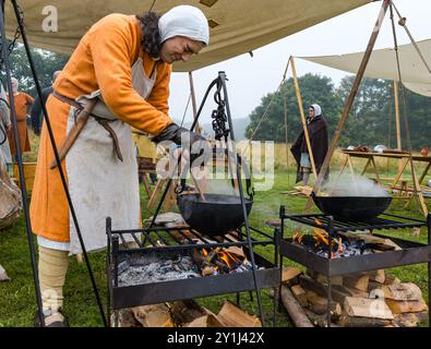 Dirleton, East Lothian, Schottland, Vereinigtes Königreich, 7. September 2024. Belagerte: Mythos Historic Events präsentiert eine mittelalterliche Nachstellung mit Menschen in historischen Kostümen, die die mittelalterliche Lebensweise zeigen. Im Bild: Ein Mann rührt einen Topf Hühnereintopf. Quelle: Sally Anderson/Alamy Live News Stockfoto