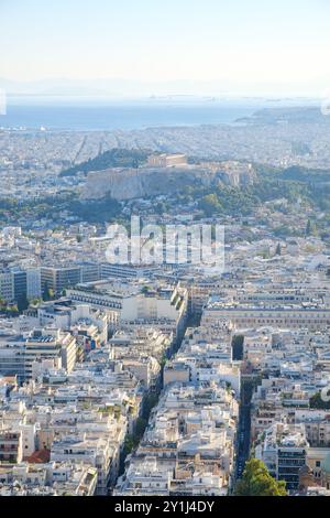 Panoramablick auf Athen, Griechenland, mit auffälliger Akropolis, mit Blick auf die Stadt und das ferne Meer. Stockfoto
