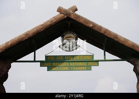 Tor zum African Lake Manyara National Park in Arusha Region in TANSANIA, bewölkter Himmel 2024 warmer, sonniger Wintertag im Juli. Stockfoto