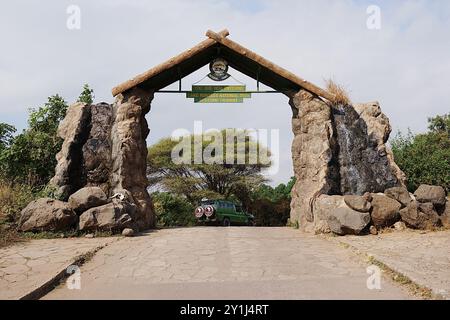 Einfahrt und Eintritt zum African Lake Manyara Nationalpark in Arusha Region in TANSANIA, bewölkter Himmel an 2024 warmen, sonnigen Wintertagen im Juli. Stockfoto